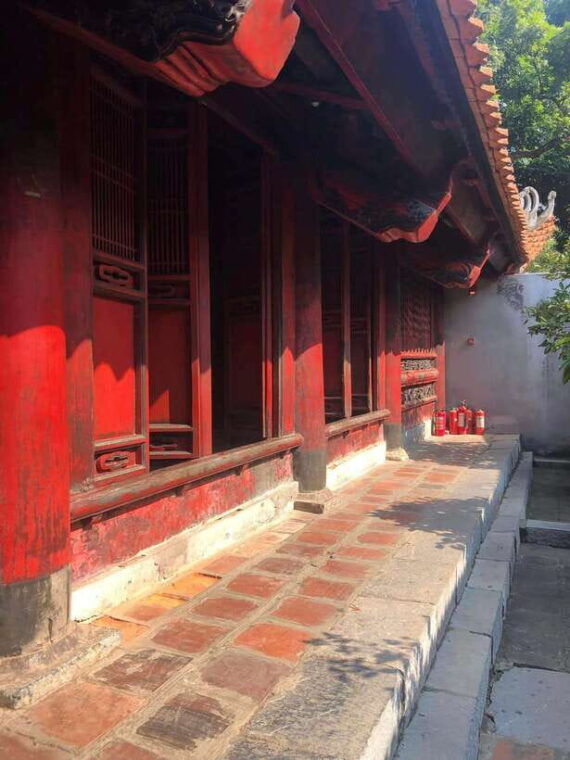 hanoi-motorbiking-to-train-street-street-food-tasting