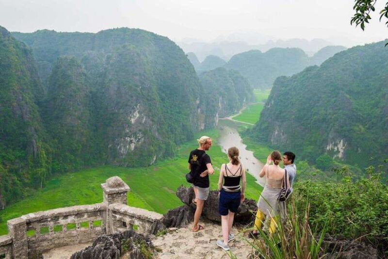 hanoi-ninh-binh-full-day-trang-an-hoa-lu-mua-cave-lunch