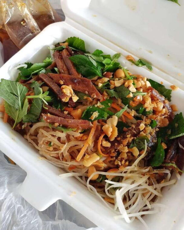 hanoi-private-food-tasting-tour-and-train-street-experience