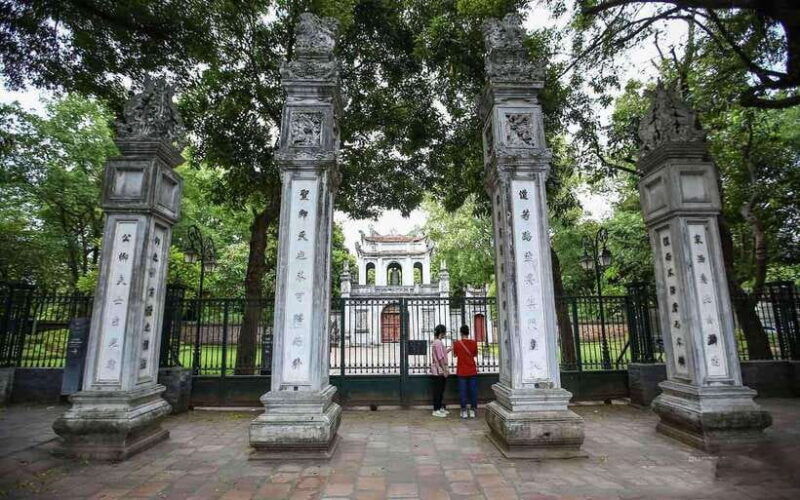 hanoi-scooter-visit-train-street-culture-sightseeing