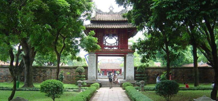 hanoi-scooter-visit-train-street-culture-sightseeing