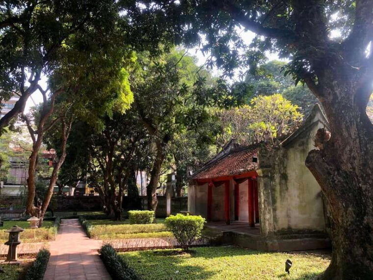hanoi-scooter-visit-train-street-culture-sightseeing