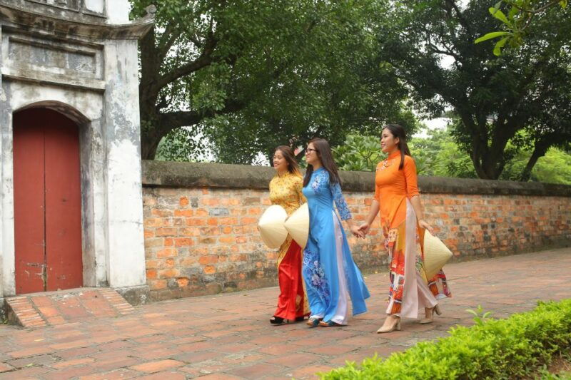hanoi-traditional-ao-dai-dress-and-non-la-hat-rental