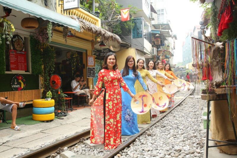 hanoi-traditional-ao-dai-dress-and-non-la-hat-rental