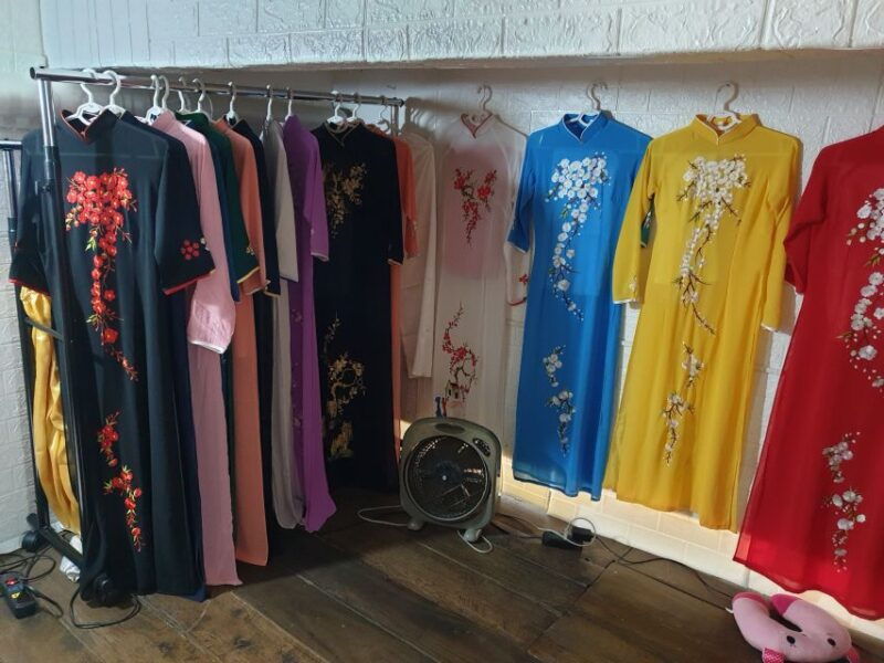 hanoi-traditional-ao-dai-dress-and-non-la-hat-rental