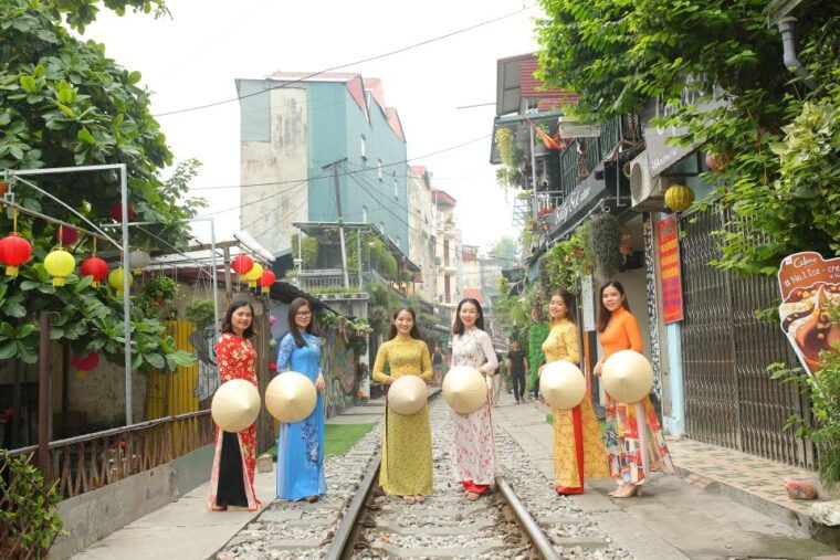 hanoi-traditional-ao-dai-dress-and-non-la-hat-rental