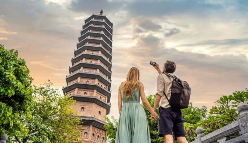 hanoi-trang-an-boat-bai-dinh-pagoda-mua-cave-day-tour