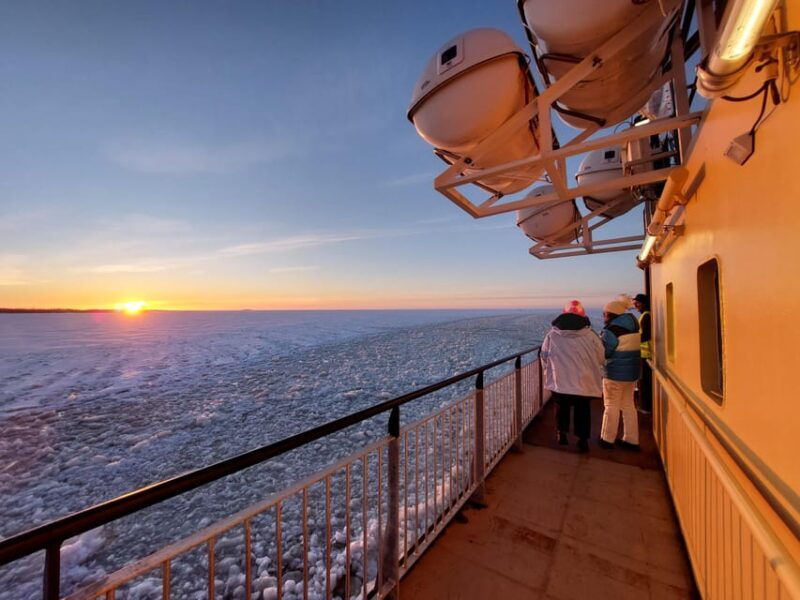 haparanda-tornio-icebreaker-arktis-cruise-with-ice-floating