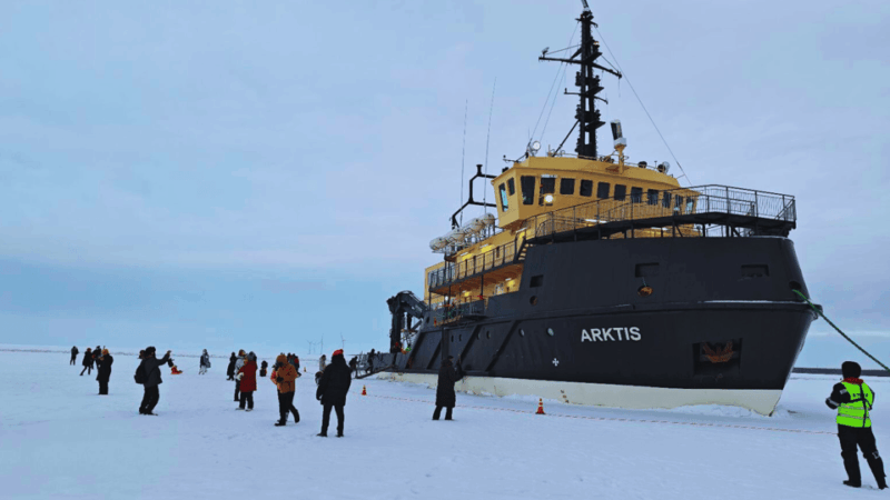 haparanda-tornio-icebreaker-arktis-cruise-with-ice-floating