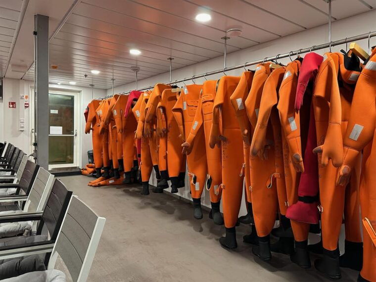 haparanda-tornio-icebreaker-arktis-cruise-with-ice-floating