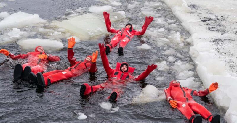 haparanda-tornio-icebreaker-sampo-cruise-with-ice-floating
