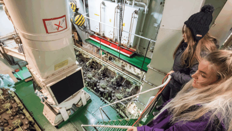 haparanda-tornio-icebreaker-sampo-cruise-with-ice-floating