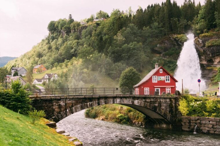 hardangerfjord-lunch-at-cider-farm-coffee-at-historic-hotel