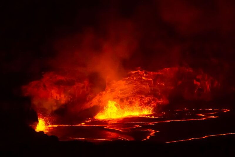 hawaii-big-island-volcanoes-day-tour-with-dinner-and-pickup
