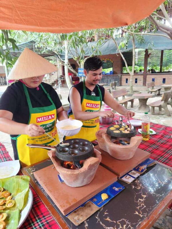 hcm-authentic-mekong-delta-boat-tuktuk-khot-cake-making