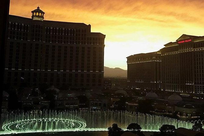 helicopter-flight-of-the-las-vegas-strip-with-eiffel-tower-dinner