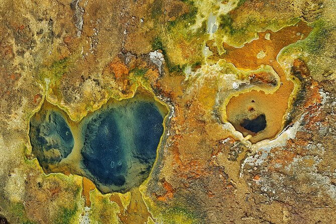 helicopter-flight-over-geothermal-landscapes-from-reykjavik