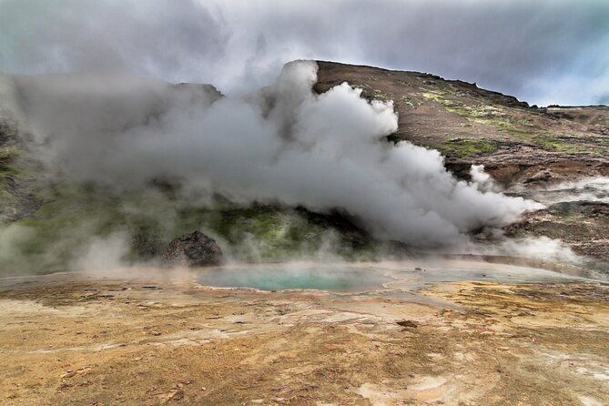 helicopter-flight-over-geothermal-landscapes-from-reykjavik