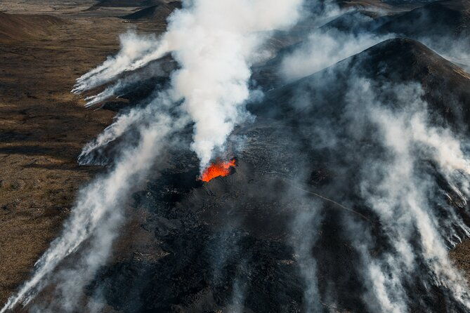 helicopter-tour-to-volcano-reykjanes-eruption-in-iceland