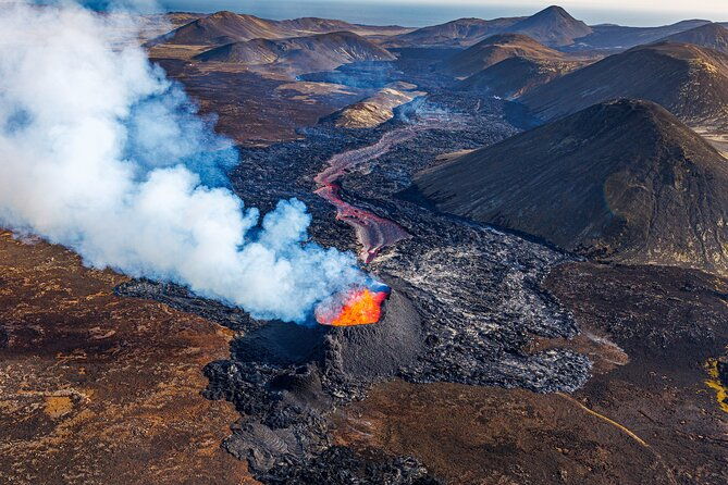 helicopter-tour-to-volcano-reykjanes-eruption-in-iceland