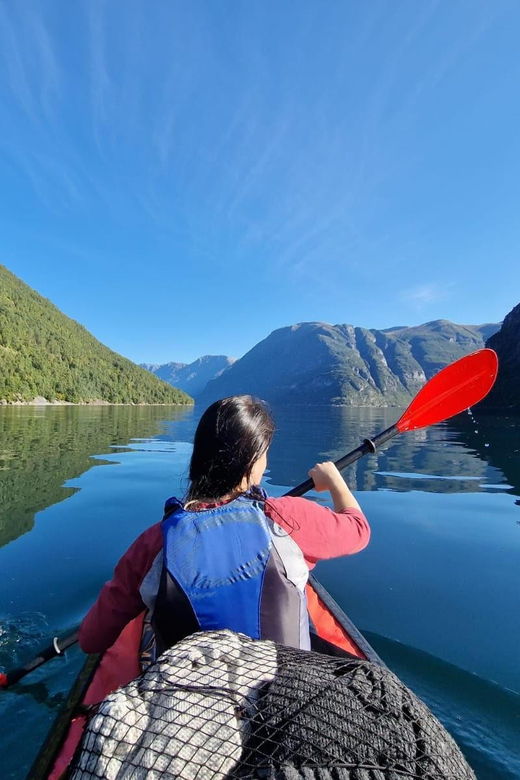hellesylt-beginner-friendly-fjord-kayaking-experience