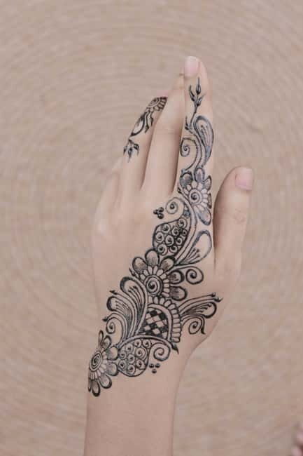 Henna on hands in Jaipur - Key Points