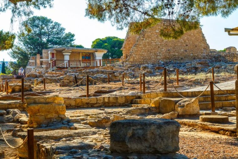 heraklion-archeological-museum-of-heraklion-entrance-tour