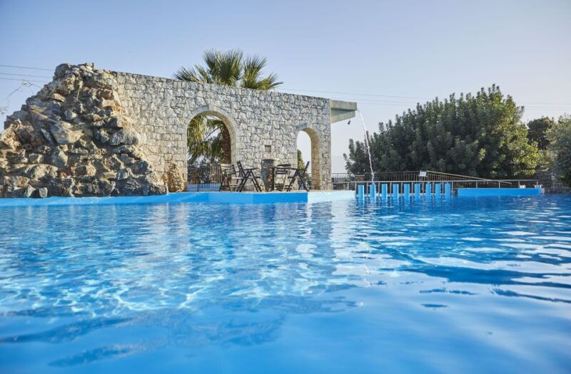 heraklion-crete-cretan-and-greek-dance-lesson-at-arolithos