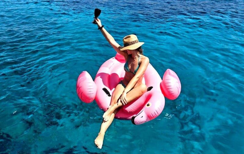 heraklion-romantic-sunset-cruise-to-dia-snacks-and-drinks-2