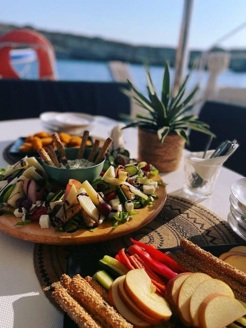 heraklion-romantic-sunset-cruise-to-dia-snacks-and-drinks-2