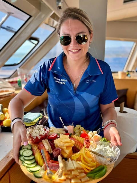 heraklion-romantic-sunset-cruise-to-dia-snacks-and-drinks-2