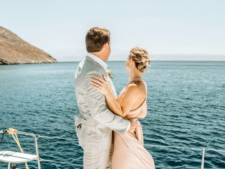 heraklion-romantic-sunset-cruise-to-dia-snacks-and-drinks-2