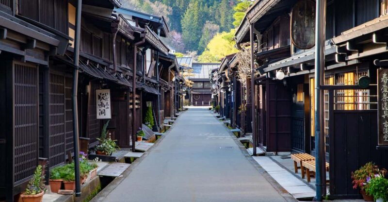 hidalets-go-to-takayama-shirakawago-on-public-bus