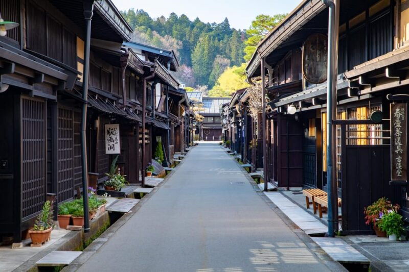hidalets-go-to-takayama-shirakawago-on-public-bus