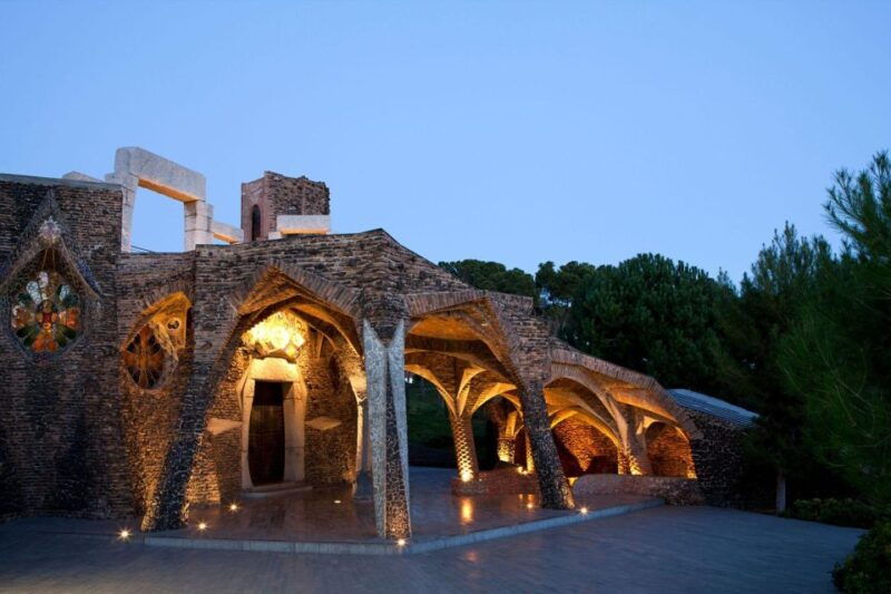 highlights-guided-visit-to-the-crypt-and-the-colonia-guell