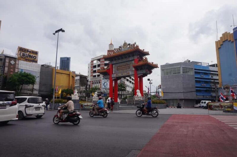 Highlights Local Bangkok Walking Tour with Local Guide - Majestic Temples and Iconic Landmarks