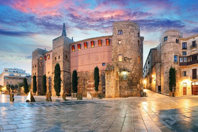 highlights-walk-old-town-gothic-and-gaudi-buildings