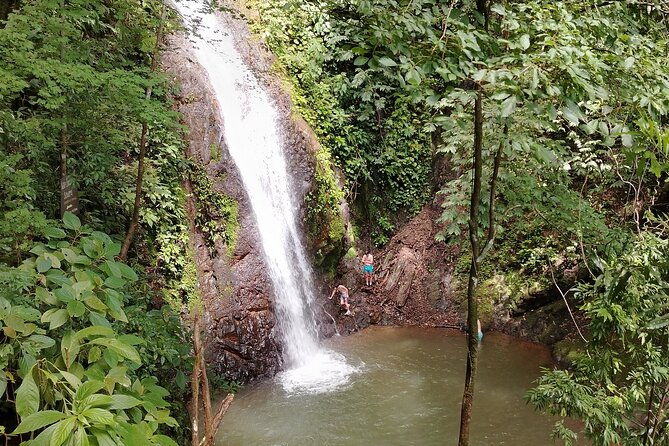 hike-10-waterfalls-in-jaco