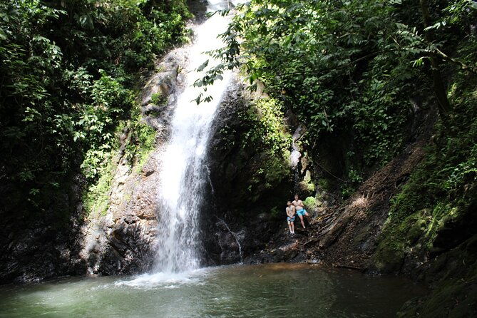 hike-10-waterfalls-in-jaco