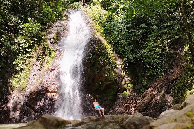 hike-10-waterfalls-in-jaco