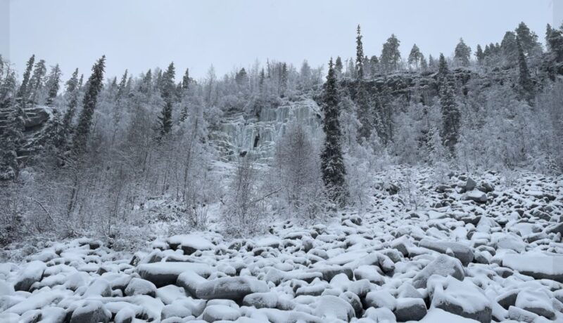 hiking-at-korouoma-frozen-waterfall