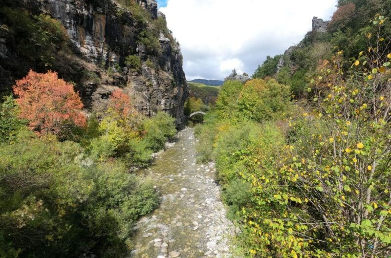 hiking-at-the-stone-bridges-traditional-villages-of-zagori