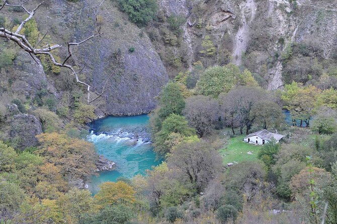 hiking-in-vikos-gorge