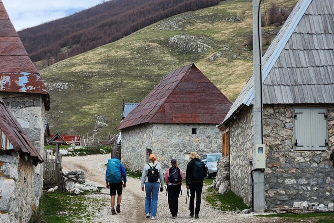 hiking-snowshoeing-to-the-last-traditional-bosnian-village-lukomir