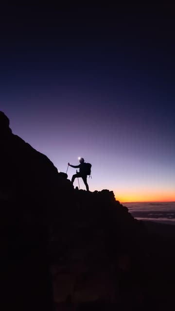 hiking-summit-of-teide-by-night-for-a-sunrise-and-a-shadow