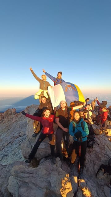hiking-summit-of-teide-by-night-for-a-sunrise-and-a-shadow