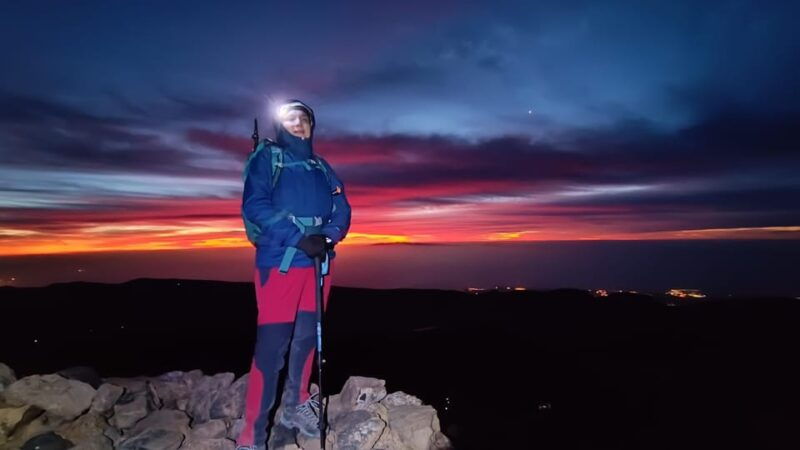 hiking-summit-of-teide-by-night-for-a-sunrise-and-a-shadow