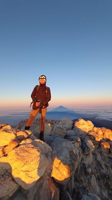 hiking-summit-of-teide-by-night-for-a-sunrise-and-a-shadow