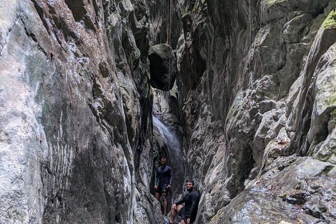 hiking-tabernacle-thundering-waterfall-in-dominican-republic