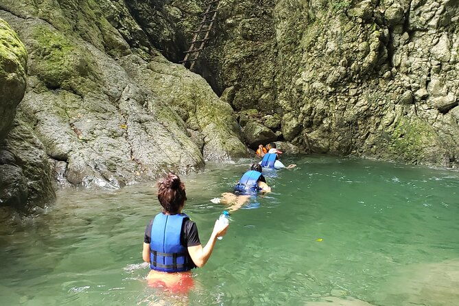 hiking-tabernacle-thundering-waterfall-in-dominican-republic